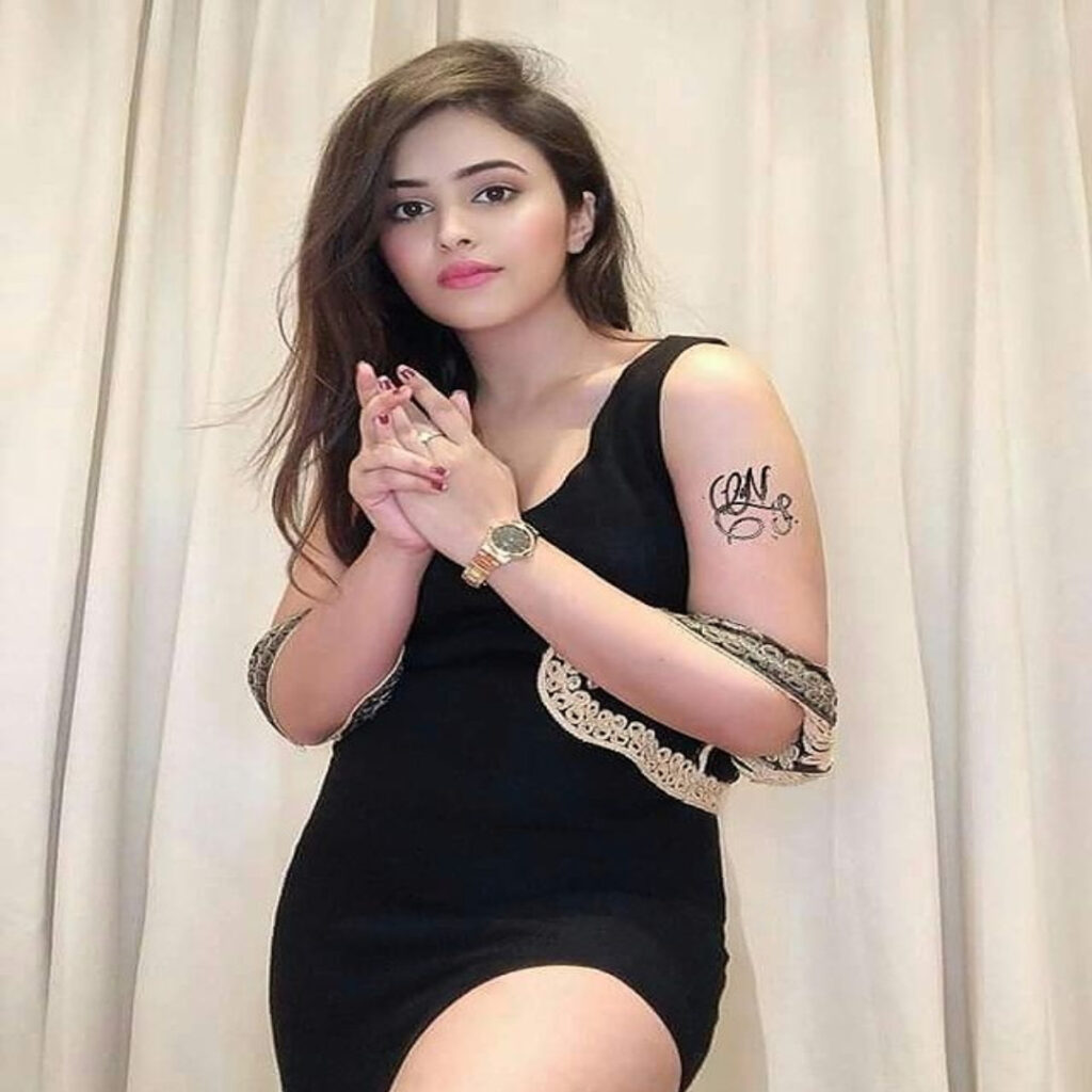 A SLIM GIRL 22 YEARS OLD NAME IS PUSHPA IN BLACK DRESS STANDING POSITION IN SEXY WAY